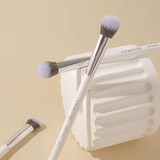 Concealer Brush, Angled Brightening Concealer Makeup Brush Under Eye Blending Brush Kitten Paw (189 concealer)