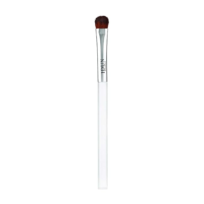 IDUN Minerals Precision Eyeshadow Brush - Small, Tapered Bristles Lined In A Rounded Shape - Precisely Lays Color With Impeccable Detail and Precision - For Buildable Coverage - 1 Pc, (I0100356)